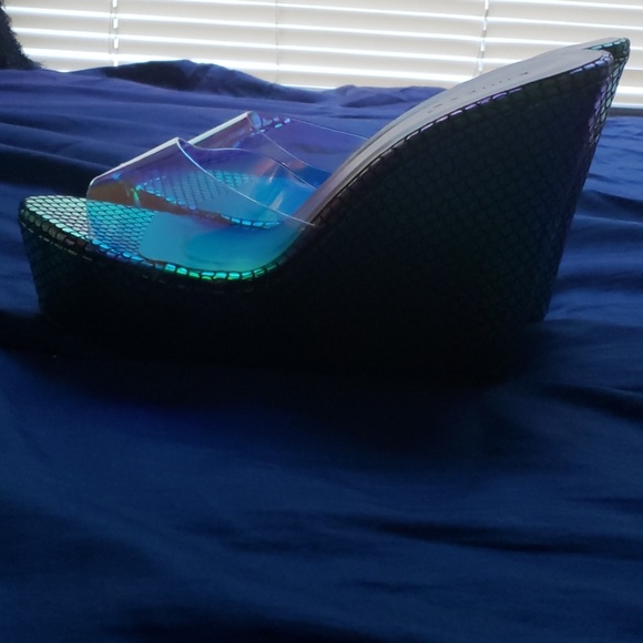 Shoe - Picture 2 of 3